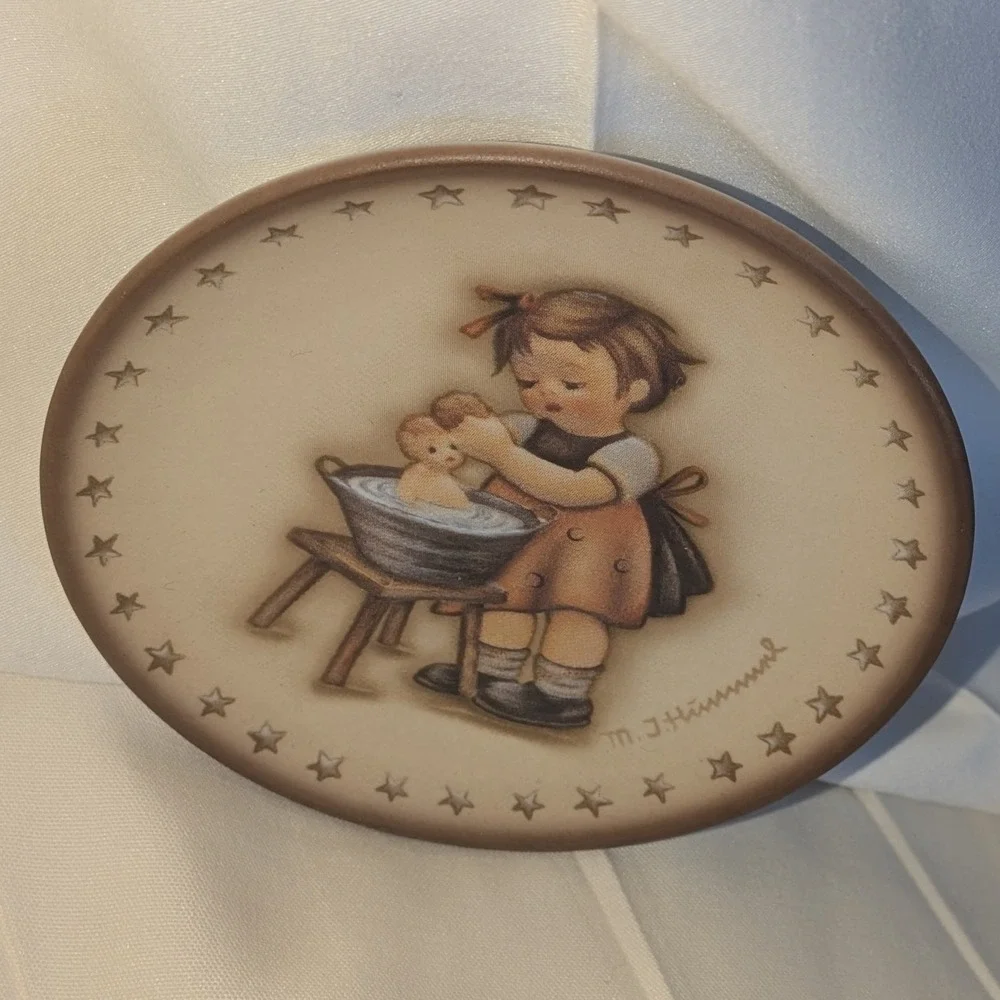 Goebel Hummel Doll Bath Doll Bath Miniature Plate‎ Hum 993 Germany 3.125in Box